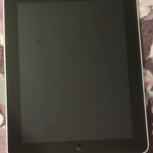 Apple iPad First (1st) Generation Gen (Preowned) 32GB, Wi-Fi w/Many Accessories!